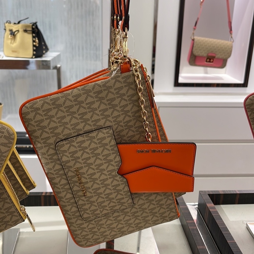 MICHAEL KORS JET SET ITEM LG 2 in 1 CARD CASE & WRISTLET
Poppy 
NWT